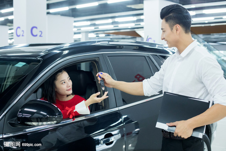 汽車銷售成交交付鑰匙 交易圓滿落幕的關(guān)鍵時刻
